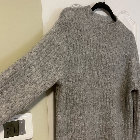 Uniqlo Gray Mock neck Sweater - Picture 2 of 9